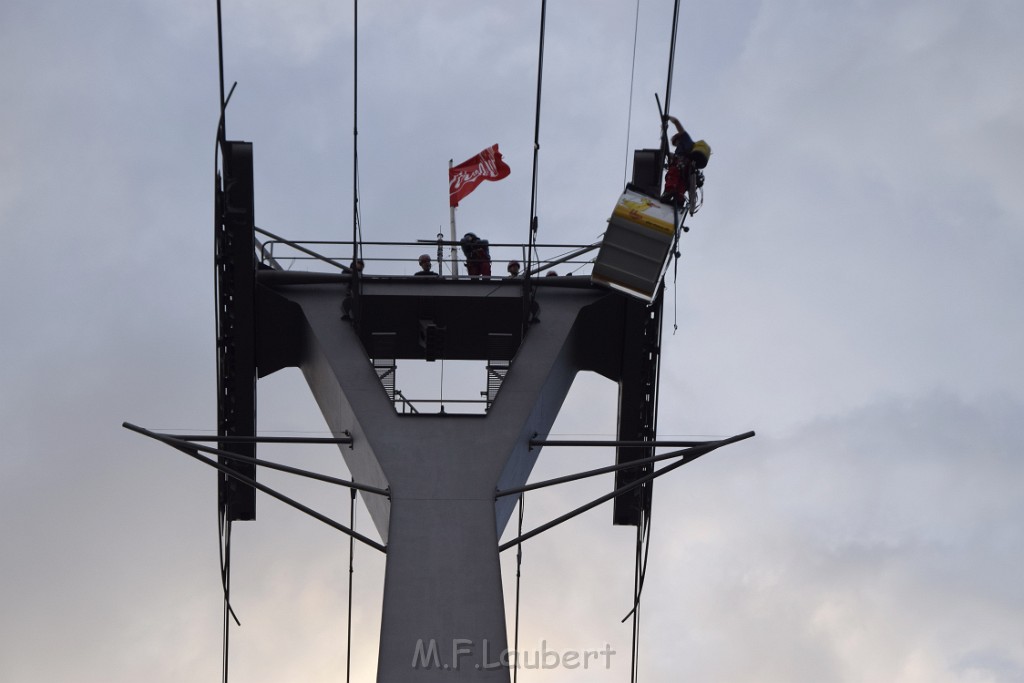 Koelner Seilbahn Gondel blieb haengen Koeln Linksrheinisch P705.JPG - Miklos Laubert